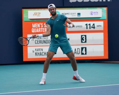 MIAMI GARDENS, FLORIDA - 30 Mart 2023: Arjantinli Francisco Cerundolo ile oynadığı çeyrek final maçında ABD 'nin Florida, Miami' deki Hard Rock Stadyumu 'nda oynanan maçta Rus Karen Khachanov