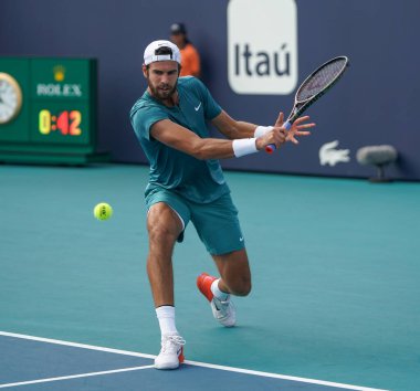 MIAMI GARDENS, FLORIDA - 30 Mart 2023: Arjantinli Francisco Cerundolo ile oynadığı çeyrek final maçında ABD 'nin Florida, Miami' deki Hard Rock Stadyumu 'nda oynanan maçta Rus Karen Khachanov