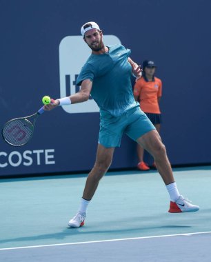 MIAMI GARDENS, FLORIDA - 30 Mart 2023: Arjantinli Francisco Cerundolo ile oynadığı çeyrek final maçında ABD 'nin Florida, Miami' deki Hard Rock Stadyumu 'nda oynanan maçta Rus Karen Khachanov