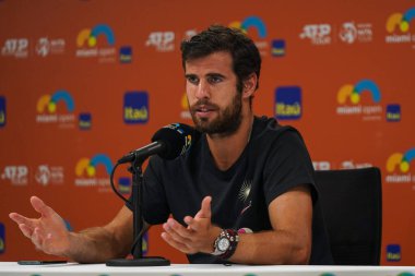 MIAMI GARDENS, FLORIDA - 30 Mart 2023: Rusya 'dan Karen Khachanov Arjantinli Francisco Cerundolo ile 2023 Miami Açık Miami' deki Hard Rock Stadyumu 'nda oynanan çeyrek final maçında