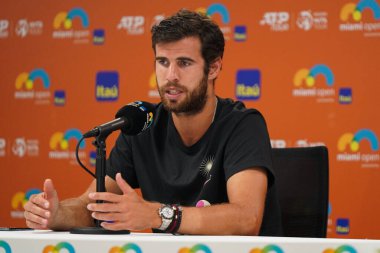 MIAMI GARDENS, FLORIDA - 30 Mart 2023: Rusya 'dan Karen Khachanov Arjantinli Francisco Cerundolo ile 2023 Miami Açık Miami' deki Hard Rock Stadyumu 'nda oynanan çeyrek final maçında