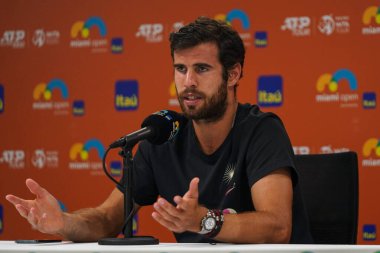 MIAMI GARDENS, FLORIDA - 30 Mart 2023: Rusya 'dan Karen Khachanov Arjantinli Francisco Cerundolo ile 2023 Miami Açık Miami' deki Hard Rock Stadyumu 'nda oynanan çeyrek final maçında