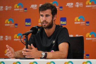 MIAMI GARDENS, FLORIDA - 30 Mart 2023: Rusya 'dan Karen Khachanov Arjantinli Francisco Cerundolo ile 2023 Miami Açık Miami' deki Hard Rock Stadyumu 'nda oynanan çeyrek final maçında