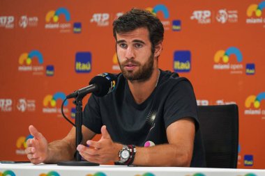 MIAMI GARDENS, FLORIDA - 30 Mart 2023: Rusya 'dan Karen Khachanov Arjantinli Francisco Cerundolo ile 2023 Miami Açık Miami' deki Hard Rock Stadyumu 'nda oynanan çeyrek final maçında