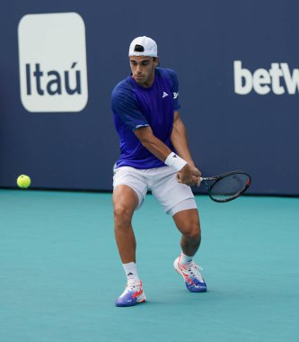 MIAMI GARDENS, FLORIDA - 30 Mart 2023: Arjantinli Francisco Cerundolo, 2023 Miami Açık 'ta Miami Gardens, Florida, ABD' deki Hard Rock Stadyumu 'nda oynanan çeyrek final karşılaşmasında Rus Karen Khachanov' a karşı mücadele etti.