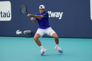 MIAMI GARDENS, FLORIDA - 30 Mart 2023: Arjantinli Francisco Cerundolo, 2023 Miami Açık 'ta Miami Gardens, Florida, ABD' deki Hard Rock Stadyumu 'nda oynanan çeyrek final karşılaşmasında Rus Karen Khachanov' a karşı mücadele etti.