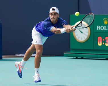MIAMI GARDENS, FLORIDA - 30 Mart 2023: Arjantinli Francisco Cerundolo, 2023 Miami Açık 'ta Miami Gardens, Florida, ABD' deki Hard Rock Stadyumu 'nda oynanan çeyrek final karşılaşmasında Rus Karen Khachanov' a karşı mücadele etti.
