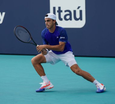 MIAMI GARDENS, FLORIDA - 30 Mart 2023: Arjantinli Francisco Cerundolo, 2023 Miami Açık 'ta Miami Gardens, Florida, ABD' deki Hard Rock Stadyumu 'nda oynanan çeyrek final karşılaşmasında Rus Karen Khachanov' a karşı mücadele etti.