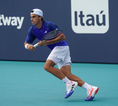 MIAMI GARDENS, FLORIDA - 30 Mart 2023: Arjantinli Francisco Cerundolo, 2023 Miami Açık 'ta Miami Gardens, Florida, ABD' deki Hard Rock Stadyumu 'nda oynanan çeyrek final karşılaşmasında Rus Karen Khachanov' a karşı mücadele etti.