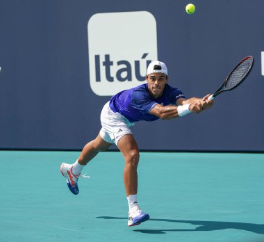 MIAMI GARDENS, FLORIDA - 30 Mart 2023: Arjantinli Francisco Cerundolo, 2023 Miami Açık 'ta Miami Gardens, Florida, ABD' deki Hard Rock Stadyumu 'nda oynanan çeyrek final karşılaşmasında Rus Karen Khachanov' a karşı mücadele etti.