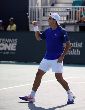 MIAMI GARDENS, FLORIDA - 27 Mart 2023: Arjantinli Francisco Cerundolo, Miami Açık 'ta Miami Gardens, Florida, ABD' deki Hard Rock Stadyumu 'nda oynanan 2023 Miami Açık' ta Kanadalı Felix Auger Aliassima 'ye karşı oynanan 32 maçlık maçın ardından zaferini kutladı.