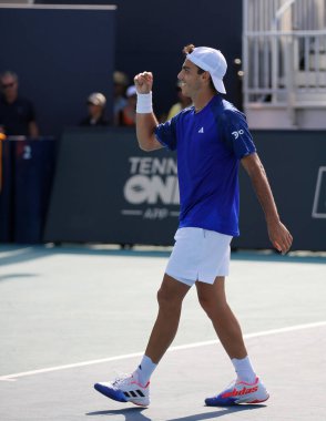 MIAMI GARDENS, FLORIDA - 27 Mart 2023: Arjantinli Francisco Cerundolo, Miami Açık 'ta Miami Gardens, Florida, ABD' deki Hard Rock Stadyumu 'nda oynanan 2023 Miami Açık' ta Kanadalı Felix Auger Aliassima 'ye karşı oynanan 32 maçlık maçın ardından zaferini kutladı.