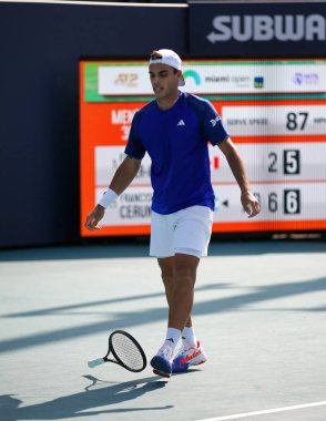 MIAMI GARDENS, FLORIDA - 27 Mart 2023: Arjantinli Francisco Cerundolo, Miami Açık 'ta Miami Gardens, Florida, ABD' deki Hard Rock Stadyumu 'nda oynanan 2023 Miami Açık' ta Kanadalı Felix Auger Aliassima 'ye karşı oynanan 32 maçlık maçın ardından zaferini kutladı.