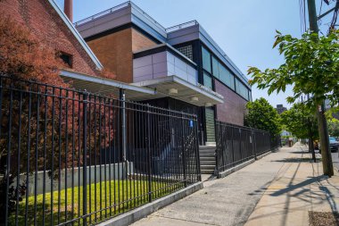 BROOKLYN, New York - 18 Mayıs 2023: The Sandra Feldman Spor Salonu 188, Coney Adası, Brooklyn 'de. Not: En az 75 göçmen geçici olarak spor salonunda kalıyor. New York 'taki büyük göçmen akınına ev sahipliği yapmak için Coney Adası' nda 188.