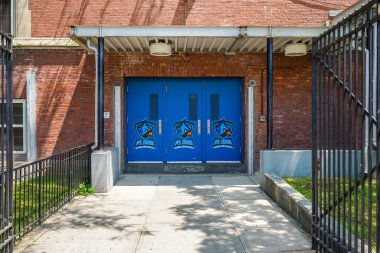 BrooKLYN, New York - 18 Mayıs 2023: PS 188, Coney Adası, Brooklyn. New York 'taki büyük göçmen akınını barındırmak için Coney Adası' ndaki PS 188 'de geçici olarak spor salonunda kalan en az 75 göçmen.