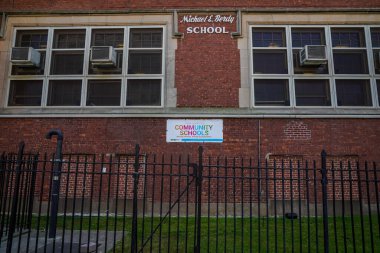 BrooKLYN, New York - 18 Mayıs 2023: PS 188, Coney Adası, Brooklyn. New York 'taki büyük göçmen akınını barındırmak için Coney Adası' ndaki PS 188 'de geçici olarak spor salonunda kalan en az 75 göçmen.