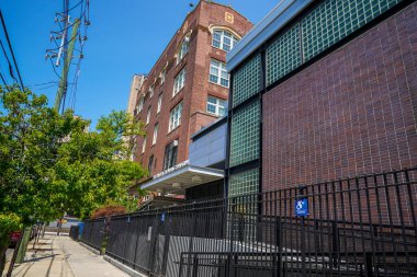 BROOKLYN, New York - 18 Mayıs 2023: The Sandra Feldman Spor Salonu 188, Coney Adası, Brooklyn 'de. New York 'taki büyük göçmen akınını barındırmak için Coney Adası' ndaki PS 188 'de geçici olarak spor salonunda kalan en az 75 göçmen.