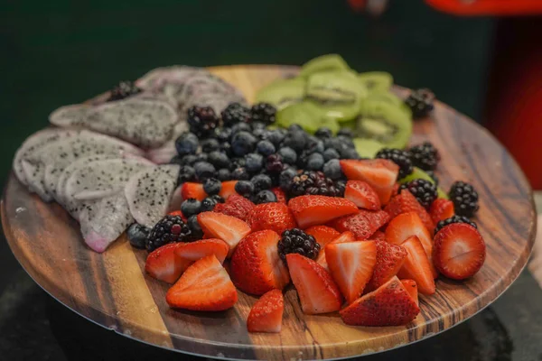 果実付きトロピカルフルーツプレート — ストック写真