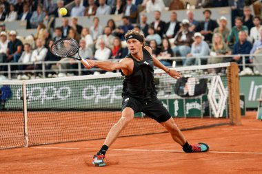 PARIS, FRANCE - 3 Haziran 2022: Almanya 'dan Alexander Zverev Grand Slam şampiyonu Rafael Nadal ile Fransa' nın başkenti Paris 'te Roland Garros 2022' de oynanan Philippe Chatrier Sarayı 'nda oynanan yarı final karşılaşmasında 