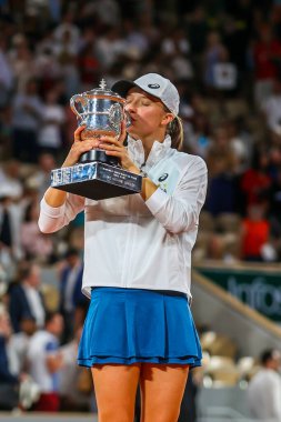 PARIS, FRANCE - 4 Haziran 2022 Roland Garros Şampiyonu Iga Swiatek, Fransa 'nın başkenti Paris' teki Philippe Chatrier Sarayı 'nda Coco Gauff' a karşı kazandığı zafer sonrasında ödül töreninde