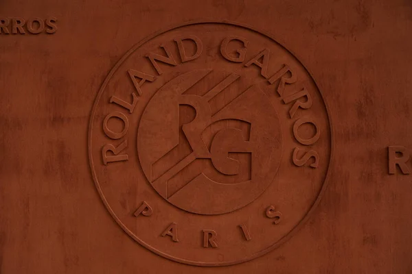 フランス 2022年5月29日 フランス パリのル ステード ローランド ガロスの粘土で作られたローランド ガロスのロゴ — ストック写真
