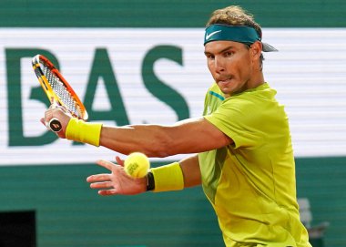 PARIS, FRANCE - 31 Mayıs 2022: Fransa 'nın Paris kentindeki Philippe Chatrier Sarayı' nda Sırp Novak Cokoviç 'e karşı oynanan çeyrek final karşılaşmasında İspanya Grand Slam şampiyonu Rafael Nadal