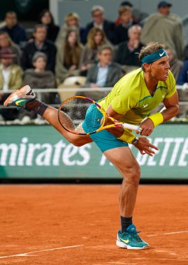 PARIS, FRANCE - 31 Mayıs 2022: Fransa 'nın Paris kentindeki Philippe Chatrier Sarayı' nda Sırp Novak Cokoviç 'e karşı oynanan çeyrek final karşılaşmasında İspanya Grand Slam şampiyonu Rafael Nadal