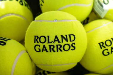 PARIS, FRANCE - 30 Mayıs 2022: Roland Garros hatıra tenis topu 2022 Roland Garros Paris, Fransa