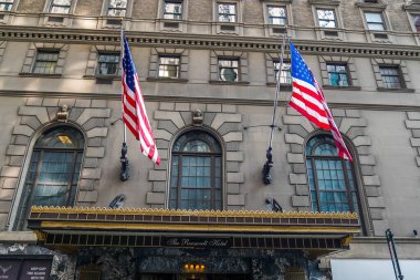 NEW YORK - 23 Mayıs 2023: New York 'un Midtown Manhattan' daki eski dört yıldızlı Roosevelt Oteli 'ndeki yeni göçmen karşılama merkezi. Beklenen sığınmacı akınını karşılamak için açıldı.