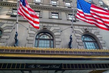 NEW YORK - 23 Mayıs 2023: New York 'un Midtown Manhattan' daki eski dört yıldızlı Roosevelt Oteli 'ndeki yeni göçmen karşılama merkezi. Beklenen sığınmacı akınını karşılamak için açıldı.