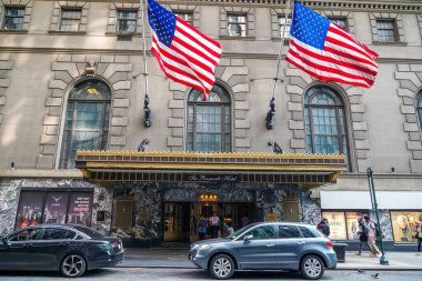 NEW YORK - 23 Mayıs 2023: New York 'un Midtown Manhattan' daki eski dört yıldızlı Roosevelt Oteli 'ndeki yeni göçmen karşılama merkezi. Beklenen sığınmacı akınını karşılamak için açıldı.