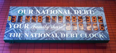 Midtown Manhattan'ın ulusal borç saati görünümünü. Brüt ulusal borç ve borç her ailenin payı saati gösterir 