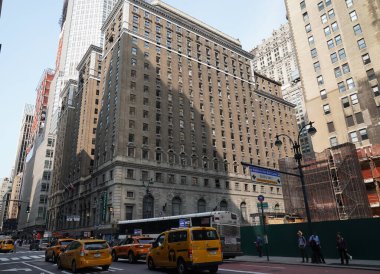 NEW YORK - 23 Mayıs 2023: New York 'un Midtown Manhattan' daki eski dört yıldızlı Roosevelt Oteli 'ndeki yeni göçmen karşılama merkezi. Beklenen sığınmacı akınını karşılamak için açıldı.