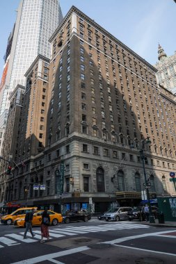NEW YORK - 23 Mayıs 2023: New York 'un Midtown Manhattan' daki eski dört yıldızlı Roosevelt Oteli 'ndeki yeni göçmen karşılama merkezi. Beklenen sığınmacı akınını karşılamak için açıldı.