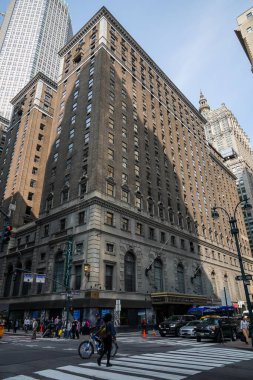 NEW YORK - 23 Mayıs 2023: New York 'un Midtown Manhattan' daki eski dört yıldızlı Roosevelt Oteli 'ndeki yeni göçmen karşılama merkezi. Beklenen sığınmacı akınını karşılamak için açıldı.