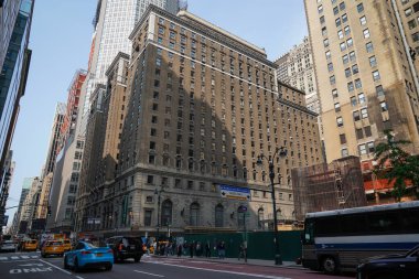 NEW YORK - 23 Mayıs 2023: New York 'un Midtown Manhattan' daki eski dört yıldızlı Roosevelt Oteli 'ndeki yeni göçmen karşılama merkezi. Beklenen sığınmacı akınını karşılamak için açıldı.