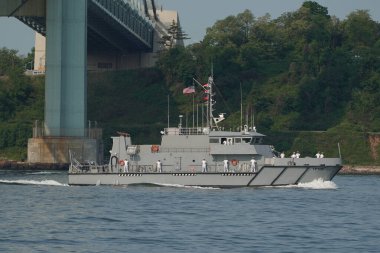 New York - 24 Mayıs 2023 ABD Donanma Akademisi Devriye Aracı YP706 New York limanındaki Annapolis, Maryland 'den New York' ta düzenlenen 35. Filo Haftası 'nda gemilerin geçit töreni sırasında 