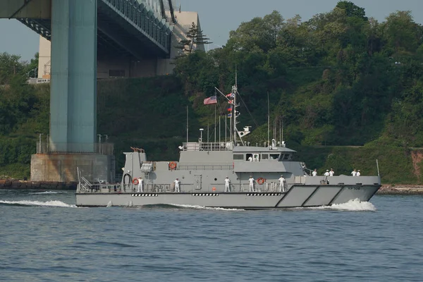 2023年5月24日 美国在纽约举行的第35届舰队周阅兵式上 来自马里兰州安纳波利斯的海军学院场巡逻队Yp706从纽约港口出发 — 图库照片