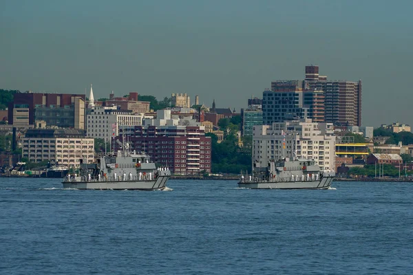 2023年5月24日 美国在纽约举行的第35届舰队周阅兵式上 来自马里兰州安纳波利斯市海军学院场巡逻船Yp705和Yp708 — 图库照片