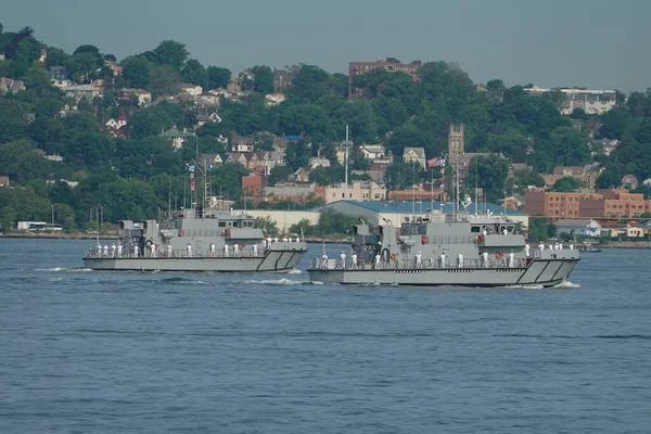 ニューヨーク 2023年5月24日米国 海軍兵学校ヤードパトロールクラフトYp705とYp708は ニューヨークの第35回フリートウィークで船のパレード中にニューヨークの港のメリーランド州アナポリスから — ストック写真