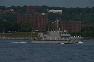 New York - 24 Mayıs 2023 ABD Donanma Akademisi Devriye Aracı YP706 New York limanındaki Annapolis, Maryland 'den New York' ta düzenlenen 35. Filo Haftası 'nda gemilerin geçit töreni sırasında 