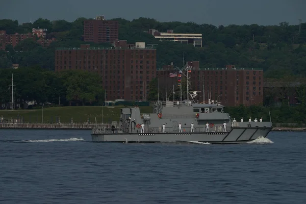 2023年5月24日 美国在纽约举行的第35届舰队周阅兵式上 来自马里兰州安纳波利斯的海军学院场巡逻队Yp706从纽约港口出发 — 图库照片