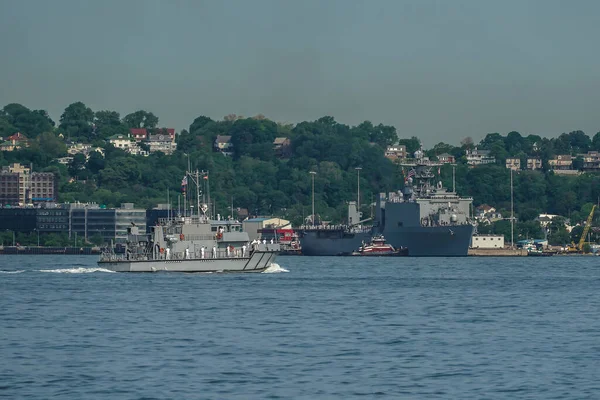 2023年5月24日 美国在纽约举行的第35届 舰队周 美国海军学院Yp706海军造船厂巡逻艇和哈珀轮渡级登陆舰Uss Oak Hill Lsd 在纽约港口靠岸 — 图库照片