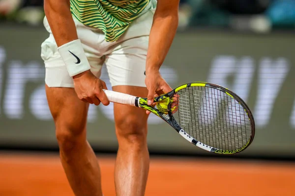 フランス 2023年6月2日 スペインのプロテニス選手カルロス アルカラズが フランスのパリで開催された2023年ローランド ガロスで行われたカナダのデニス シャポヴァロフとの第3戦でバレエ テニス ラケットでプレーする — ストック写真
