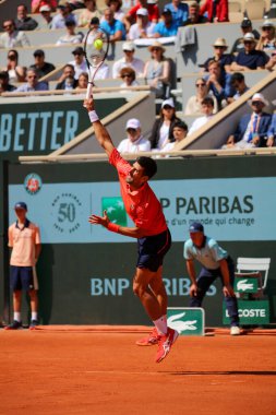 PARIS, FRANCE - 29 Mayıs 2023: Sırp profesyonel tenisçi Novak Cokoviç, ABD 'li Aleksandar Kovaceviç' e karşı oynadığı ilk tur maçında Paris, Fransa 'da oynanan 2023 Roland Garros karşılaşmasında