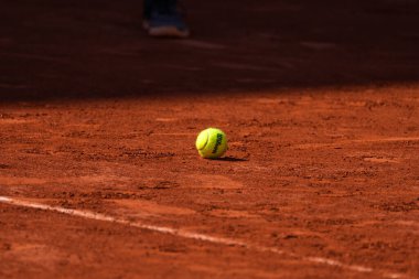 PARIS, FRANCE - 4 Haziran 2023: Fransa 'da Le Stade Roland Garros' ta Wilson Roland Garros tenis topu. Wilson turnuvanın resmi ortağı ve raket, top, ip sağlıyor.