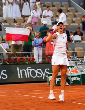 PARIS, FRANCE - 8 Haziran 2023: Polonyalı profesyonel tenisçi Iga Swiatek, kadınların 2023 'te Paris, Fransa' da Roland Garros 'ta oynanan Beatriz Haddad Maia yarı final karşılaşmasında kazandığı zaferi kutladı.