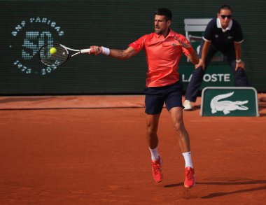 PARIS, FRANCE - 9 Haziran 2023: Sırp profesyonel tenisçi Novak Cokoviç, 2023 'te Fransa' nın Paris kentinde İspanyol Carlos Alkaraz ile oynanan erkekler yarı final karşılaşmasında görev aldı