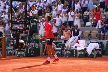 PARIS, FRANCE - 9 Haziran 2023: Sırp profesyonel tenisçi Novak Cokoviç, 2023 'te Fransa' nın Paris kentinde İspanyol Carlos Alkaraz 'a karşı oynanan yarı final karşılaşmasının zaferini kutladı