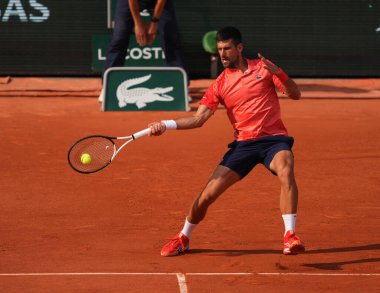 PARIS, FRANCE - 9 Haziran 2023: Sırp profesyonel tenisçi Novak Cokoviç, 2023 'te Fransa' nın Paris kentinde İspanyol Carlos Alkaraz ile oynanan erkekler yarı final karşılaşmasında görev aldı
